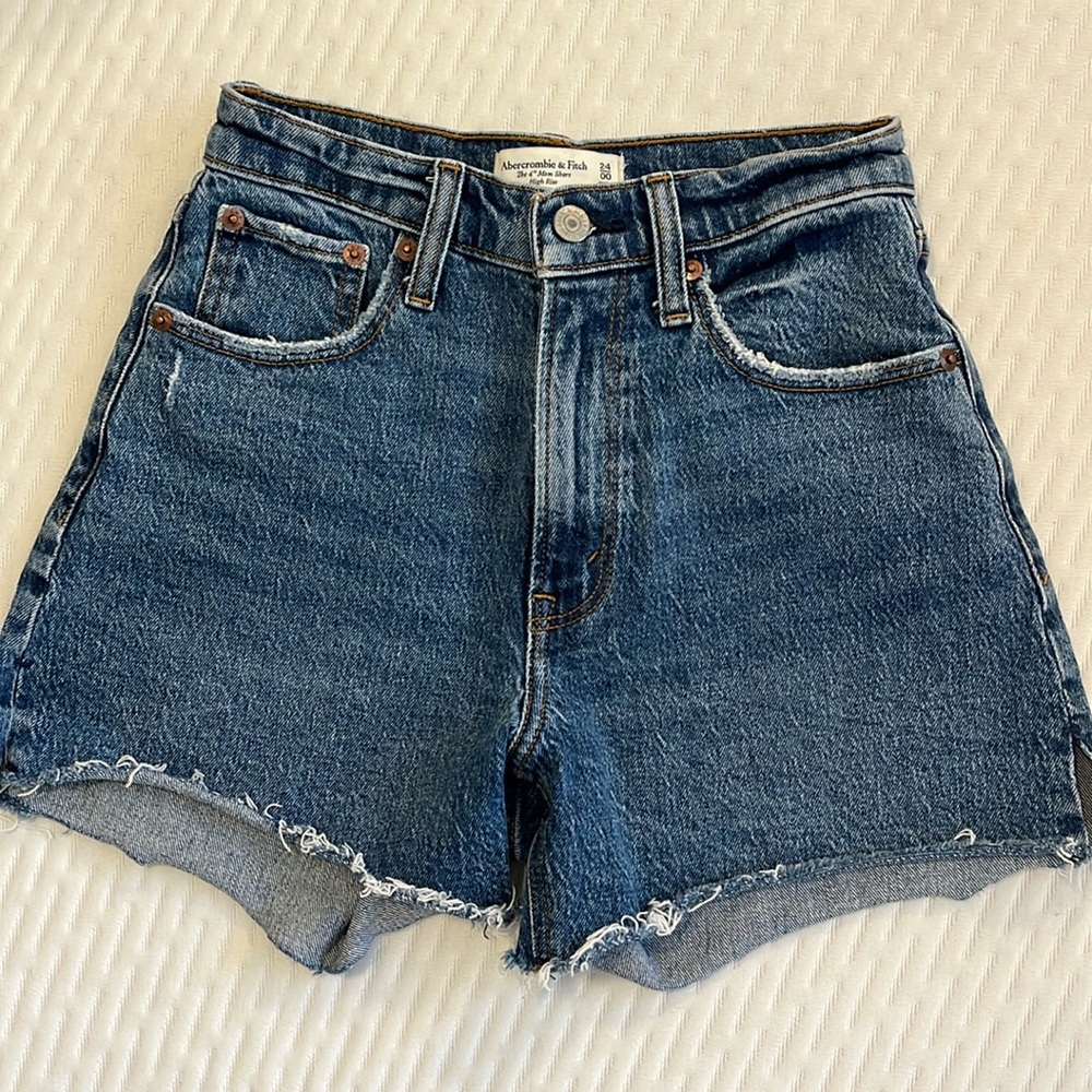 ABERCROMBIE & FITCH The 4” Mom Short High Rise. Size 24 Curve Love.